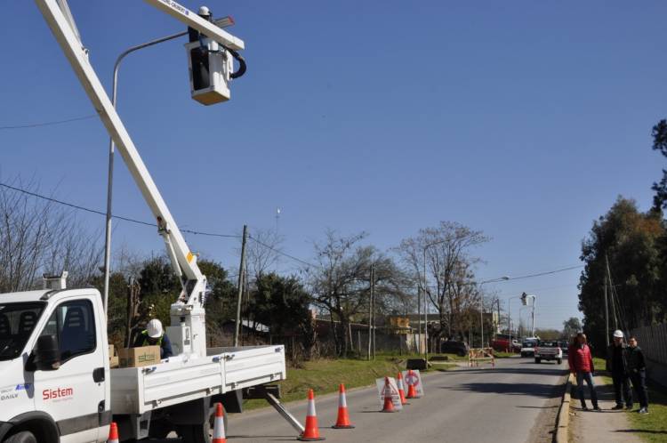 El intendente supervisa el plan de recambio lumínico y obras de asfalto