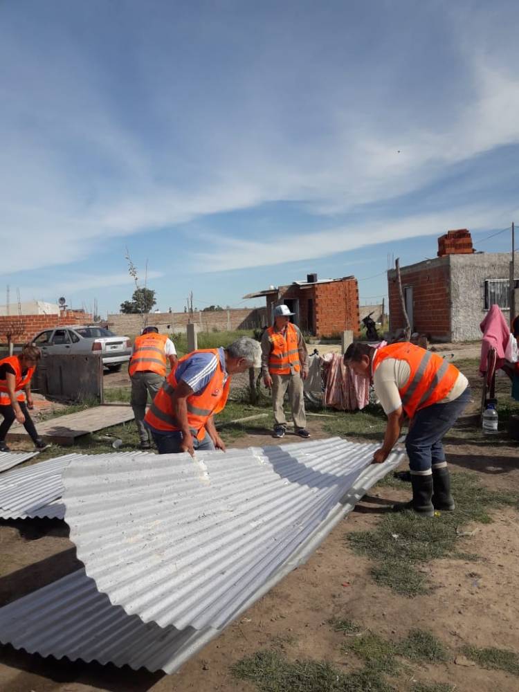 Asistencia a vecinos de Máximo Paz tras el temporal de viento