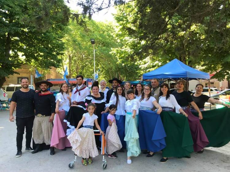 Clase abierta de folklore en Uribelarrea