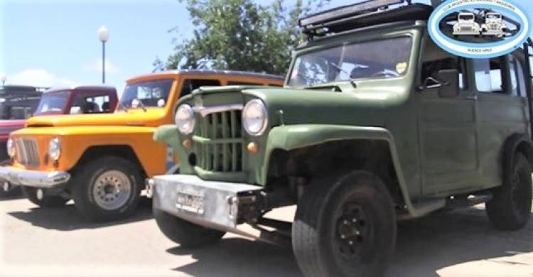 Encuentro de camionetas antiguas en Uribelarrea