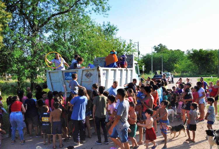 Melchor, Gaspar y Baltasar sorprendieron a los niños y niñas de Cañuelas
