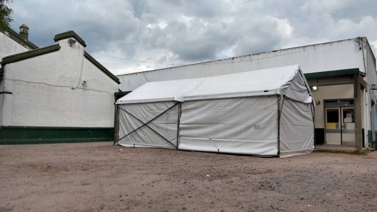 COVID-19: instalaron una carpa sanitaria en el Hospital Marzetti