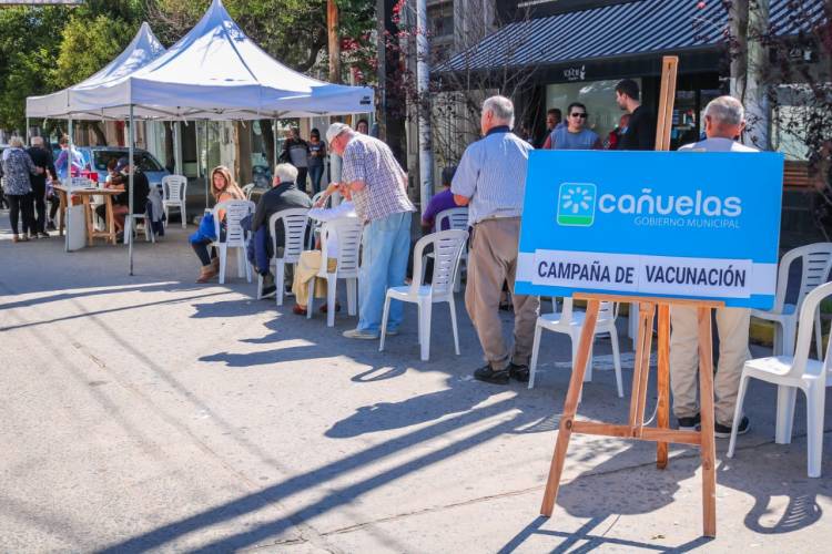 El Municipio vacunó a mayores de 65 años en la zona bancaria