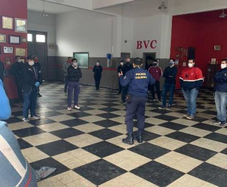 La Policía Ecológica realizó tareas de desinfección y capacitación en el cuartel de Bomberos.