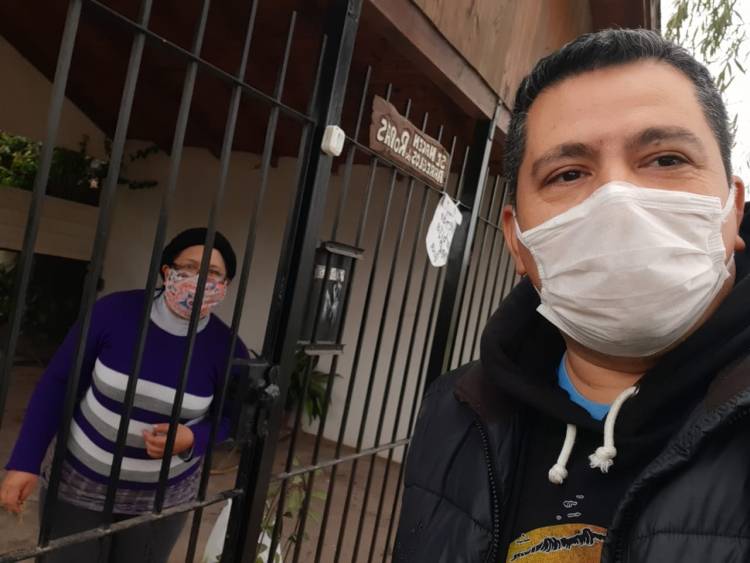 Un equipo municipal hizo entrega de bolsones a domicilio a Adultos Mayores