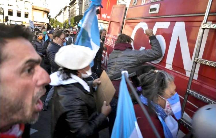 Graciana Peñafort le escribe a los cobardes del obelisco