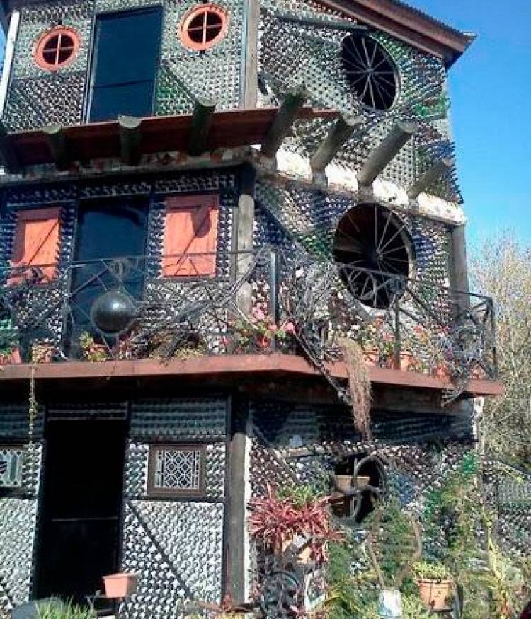 LA CASA DE LAS BOTELLAS, UN FARO MULTICOLOR EN LA RIBERA QUILMEÑA