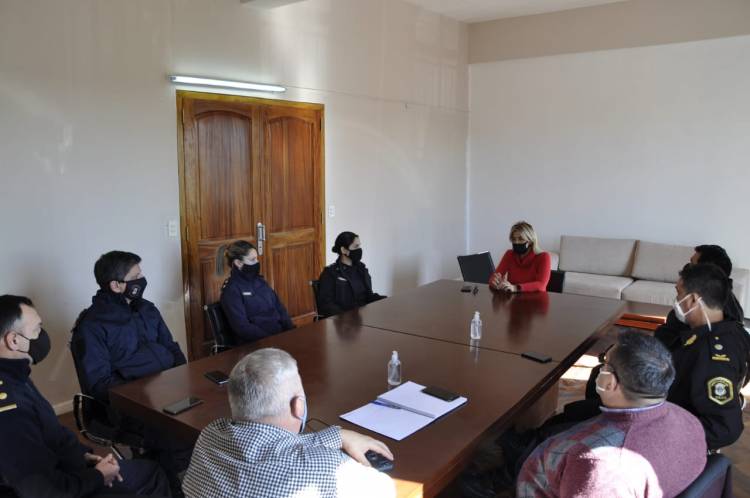 Intensa reunión entre la intendenta y  los jefes y jefas policiales