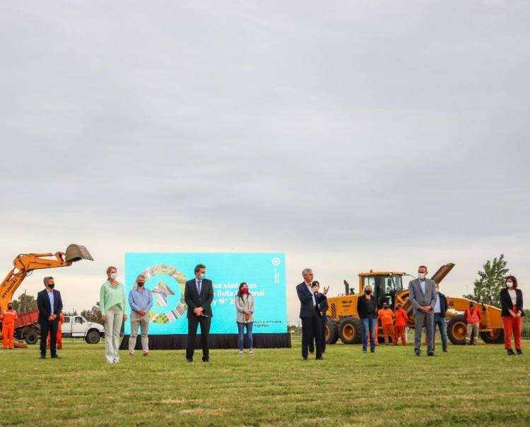La intendenta firma el convenio para la construcción de un importante viaducto en las rutas 3 y 205