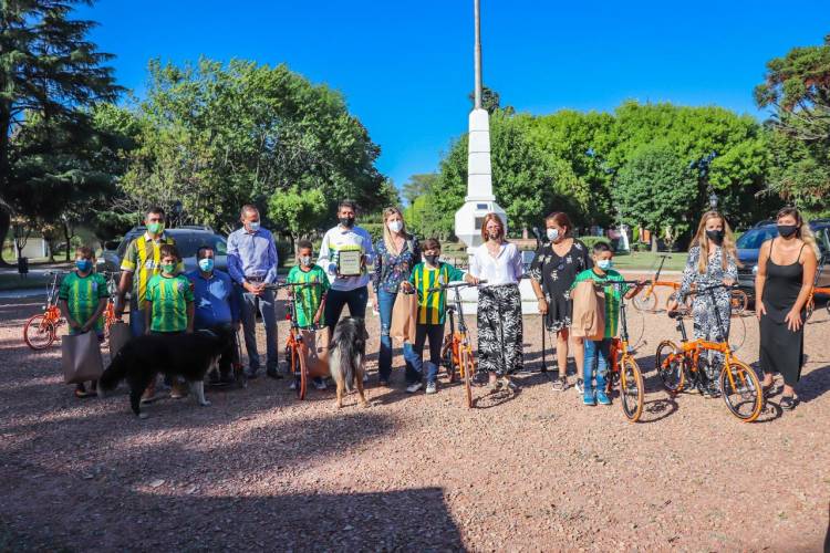 Reconocimientos a instituciones de Uribelarrea más un importante anuncio de obras 