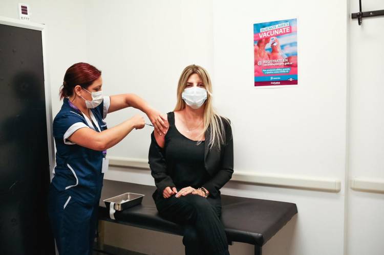 La intendenta Marisa Fassi se vacunó en el Cuenca contra el COVID-19