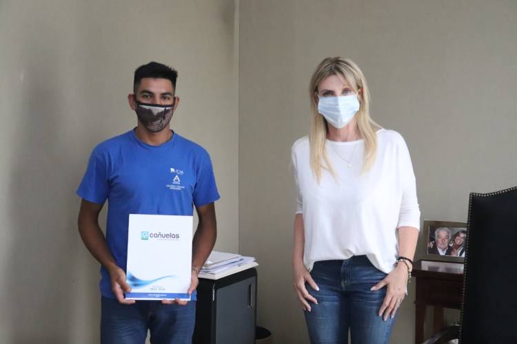 La intendenta entregó un subsidio al ciclista Alexis Miranda