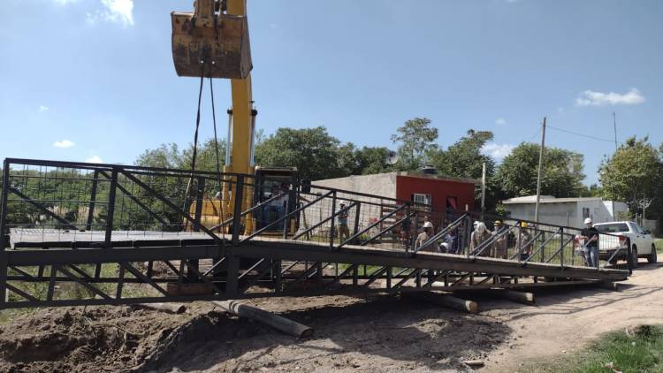  Instalaron la pasarela peatonal sobre el arroyo en Máximo Paz:
