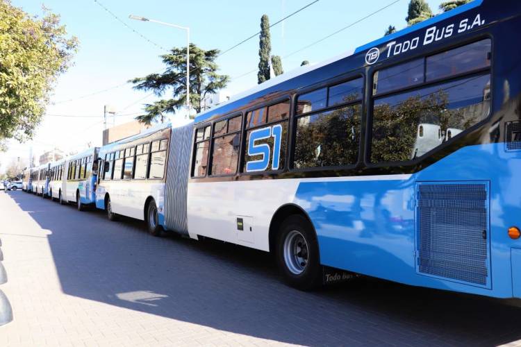 La empresa San Vicente presentó nuevas unidades “anticovid” para el servicio semi rápido