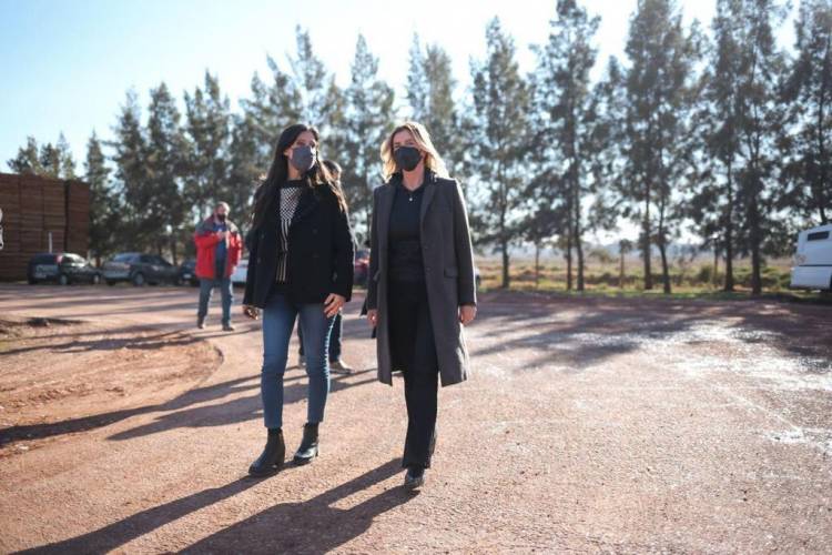 Fassi visitó la empresa Cerámica Cañuelas junto a la secretaria de Comercio Interior