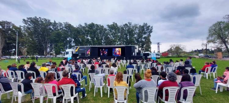 El Camión Lírico de Tecnópolis brindó su show en Máximo Paz