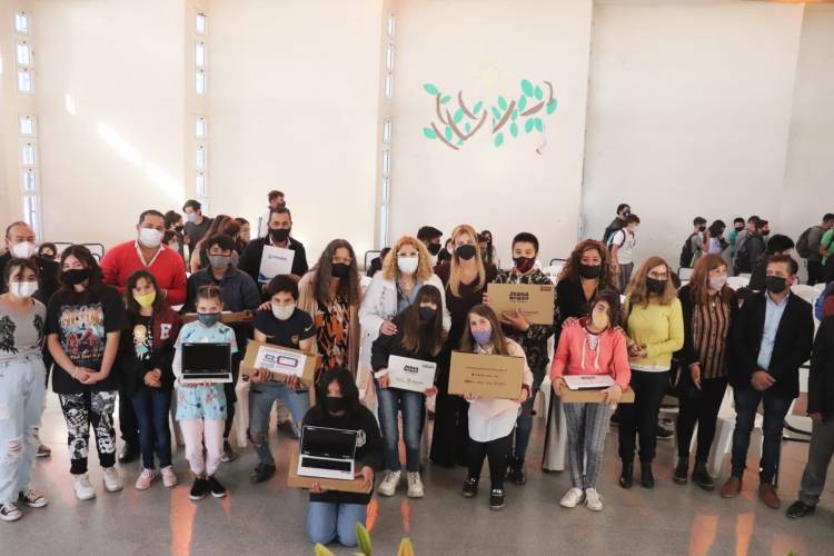 Se entregaron Netbooks para 73 estudiantes de la Escuela Media 2