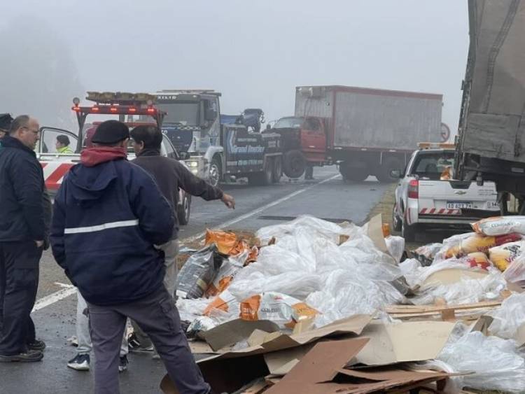 Choque múltiple de camiones cerca de la rotonda de la autopista Ezeiza-Cañuelas