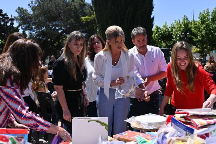 Jardines maternales municipales y jardines rurales recibieron sets de materiales didácticos