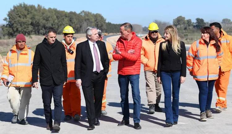 Alberto Fernández junto a Marisa Fassi recorrieron las obras de la Variante Cañuelas