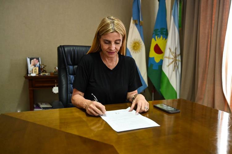  Marisa Fassi autorizó la entrega de un bono de $100.000 para cada municipal