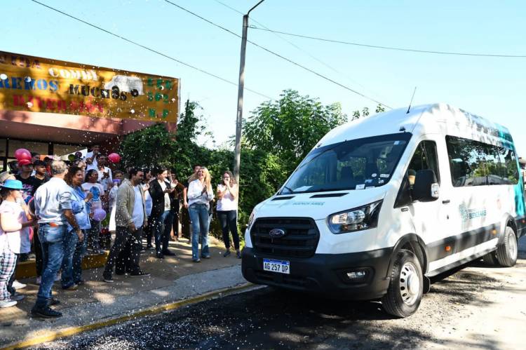Fassi y Sileoni entregaron una combi para la Escuela Especial de Máximo Paz