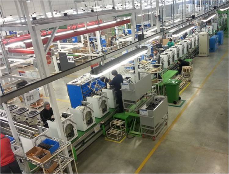 Polémica reducción de los aranceles a la importación de heladeras, lavarropas y neumáticos