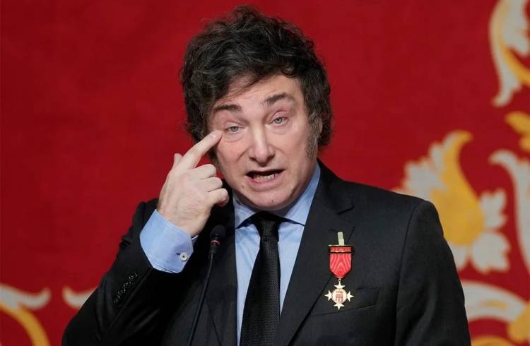 MILEI ENTRE SUS INTERMINABLES VIAJES Y MEDALLAS DE LATA