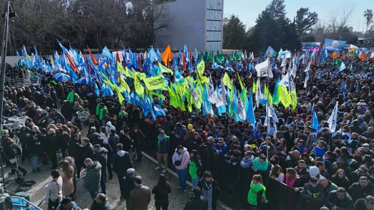 Multitudinario homenaje a 50 años de la muerte de Perón