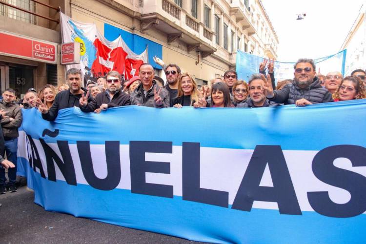 La militancia de Cañuelas fue a respaldar a Cristina al Instituto Patria