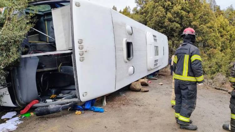 Volcó un micro en Villa Traful en el que viajaba la edil libertaria Alejandra Ruiz