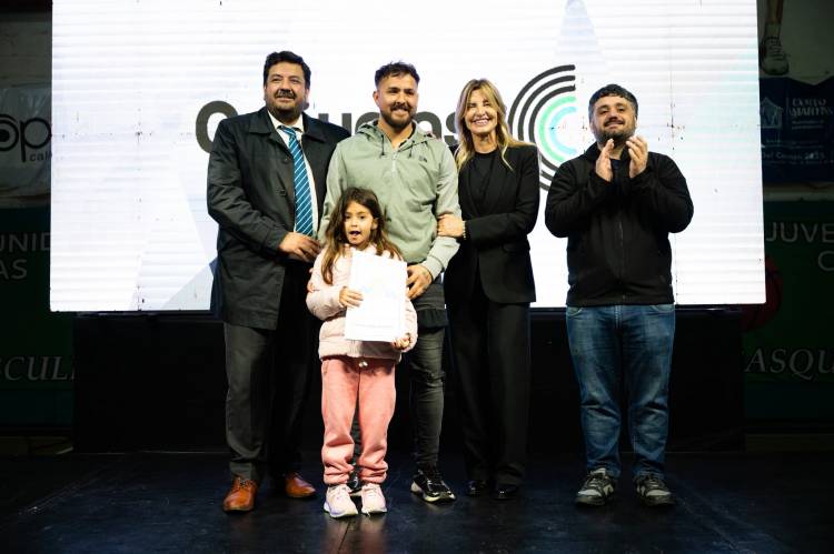 La intendenta Fassi y el ministro Mena entregaron 213 escrituras