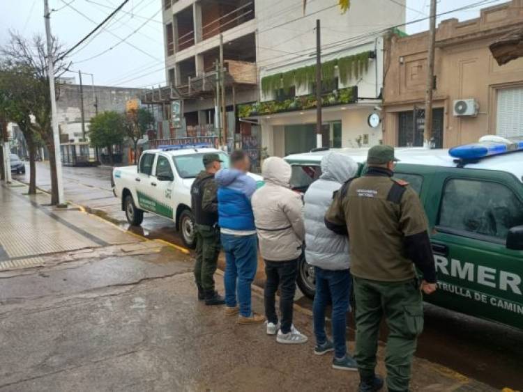 Capturan a tres hombres con armas y herramientas para robar