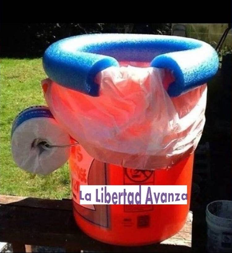 LLA NO CAGA EN BALDES PERO ESTÁN LLENOS DE EXCREMENTO POR DENTRO