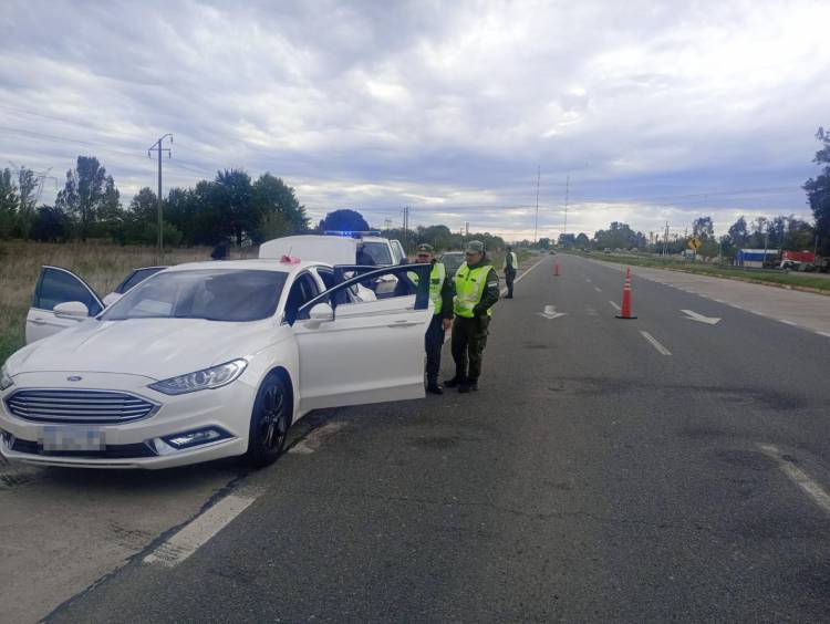 Gendarmería los detuvo en Cañuelas cuando circulaban con drogas sintéticas y armados