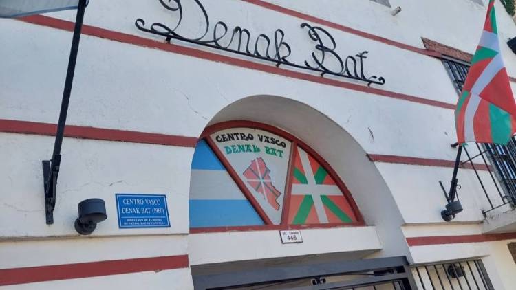 El Centro Vasco Denak Bat ofrece "Arroz con Calamares" para el fin de semana