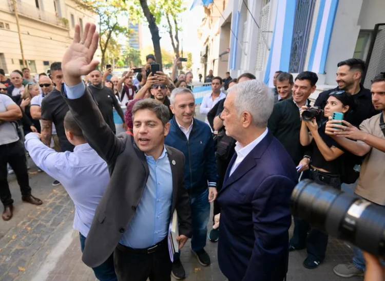 Axel Kicillof prepara el lanzamiento de una campaña masiva de afiliación al PJ bonaerense