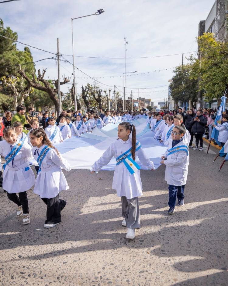 MÁS DE 1.500 ESTUDIANTES PROMETIERON LEALTAD A LA BANDERA